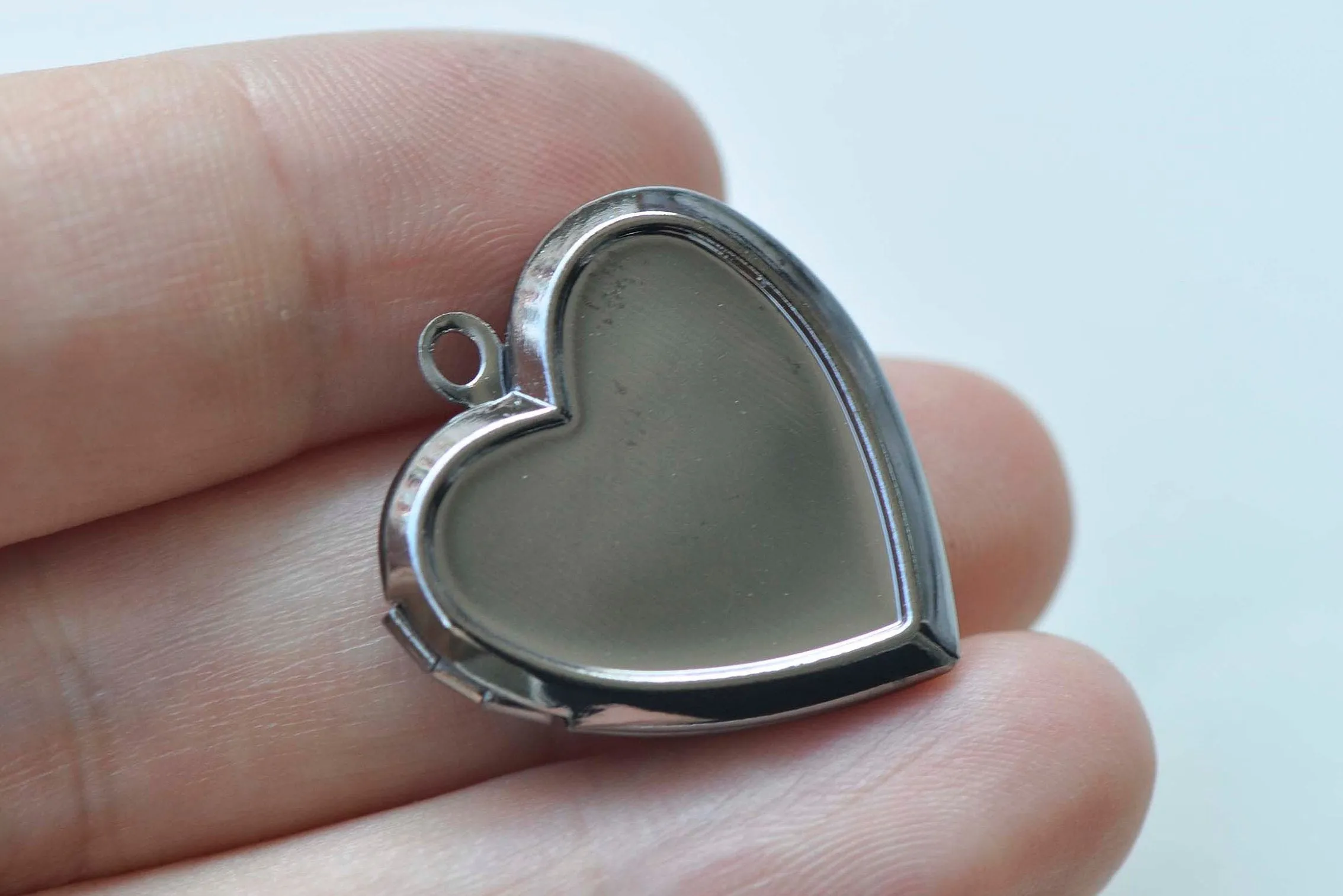 4 pcs Flat Back Bezel Heart Photo Memory Locket Pendants