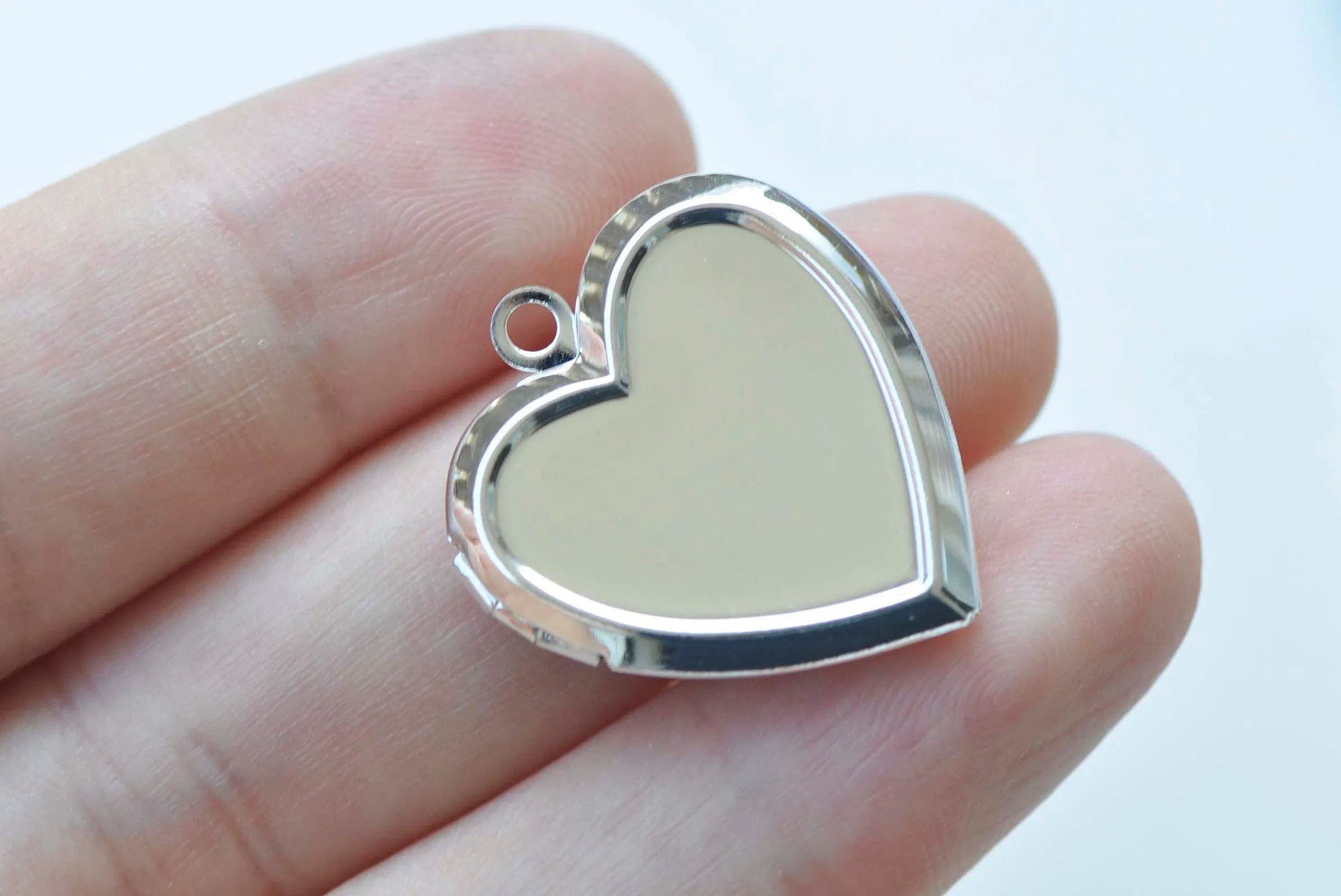 4 pcs Flat Back Bezel Heart Photo Memory Locket Pendants