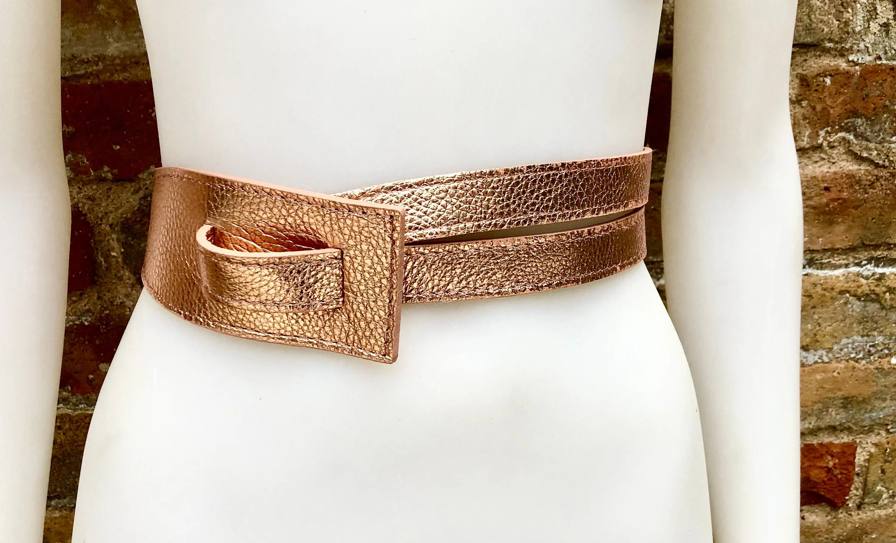 Leather 80s style obi belt . Wrap belt in golden pink.  Waist belt in genuine  leather. Pink glitter wraparound belt. Salmon pink dress belt