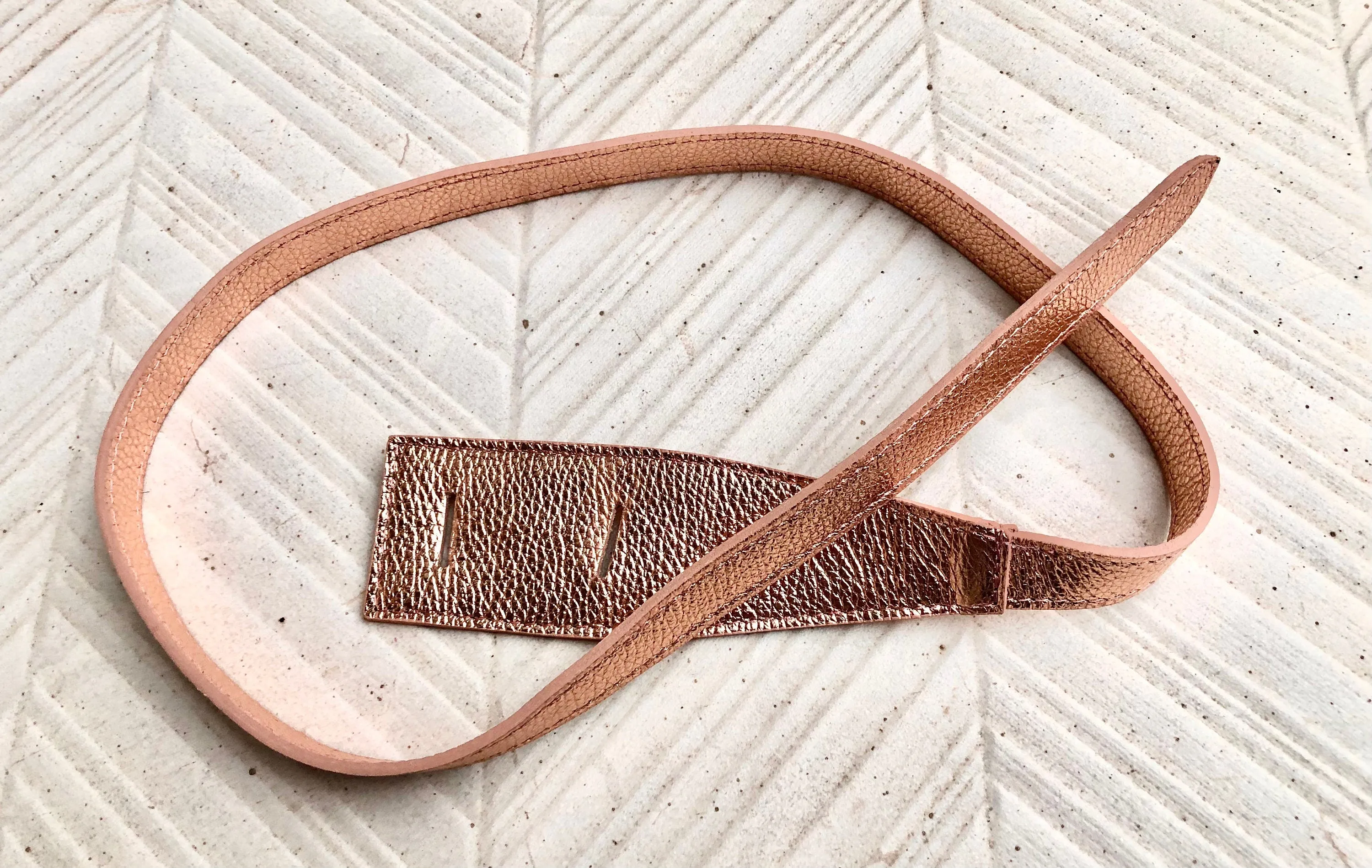 Leather 80s style obi belt . Wrap belt in golden pink.  Waist belt in genuine  leather. Pink glitter wraparound belt. Salmon pink dress belt
